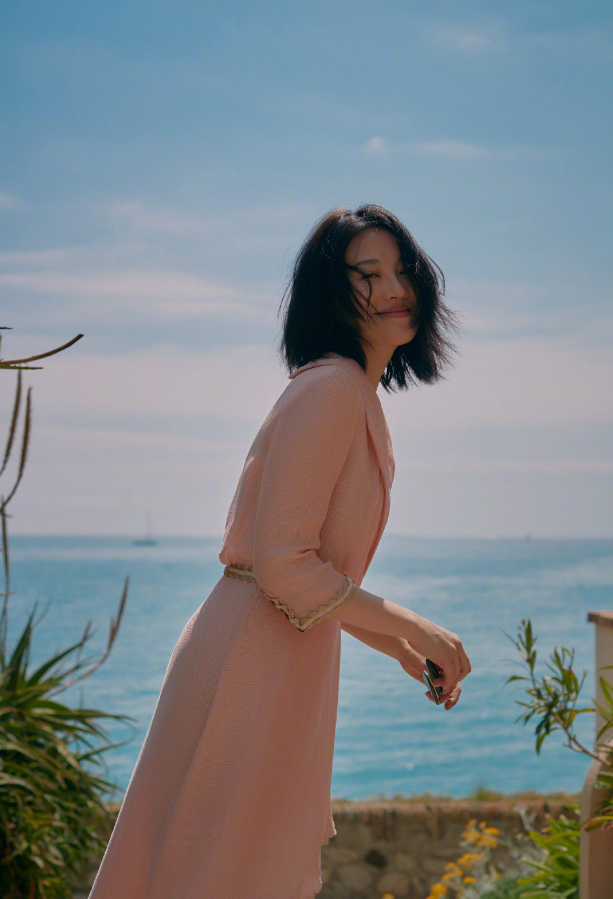 55岁许晴,度假穿搭不露腿不露腰,普通女性22岁都难以实现这状态