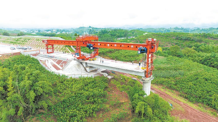 渝昆高铁宜宾至筠连段正式进入架梁阶段记者13日从中国铁路成都局集团