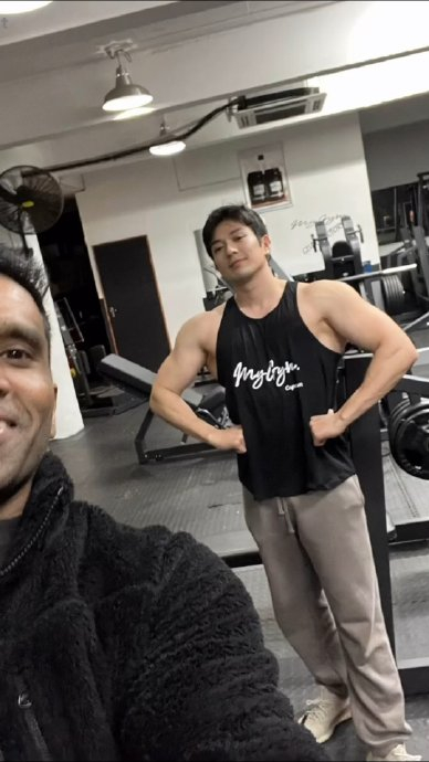 索隆演员新田真剑佑和他的教练分别晒出最新训练成果图