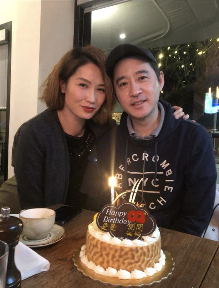 48岁袁彩云带女儿游大理,淡妆出镜状态真实,11岁女儿腼腆像母亲