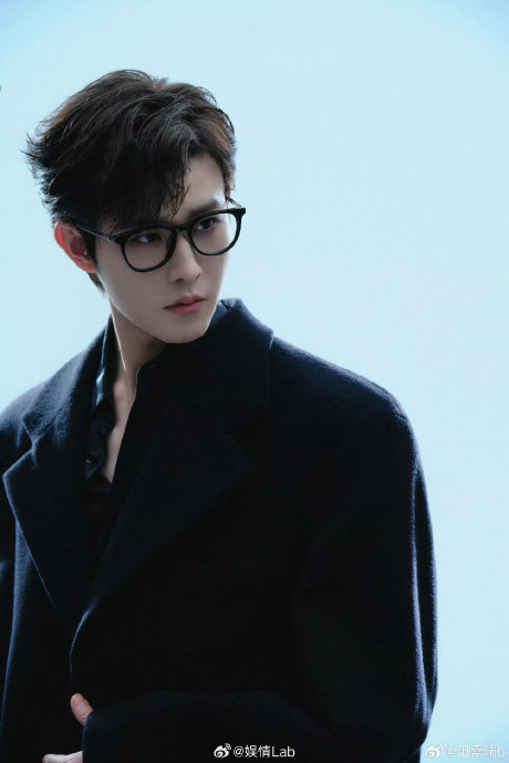 这就是专属于成熟男人的魅力吗冷脸气质max,黑框眼镜下是看不透的双眸