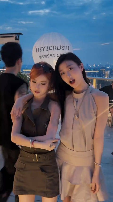 盈儿欧尼和情多多二人梦幻联动~ 盈儿欧尼:人生不过三万天 烂事趁早要