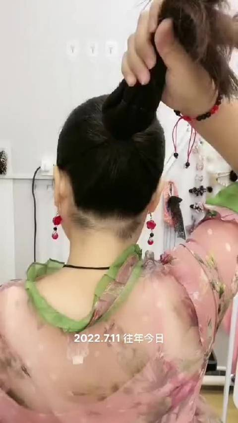 想要打造一款简单又美丽的丸子头吗?