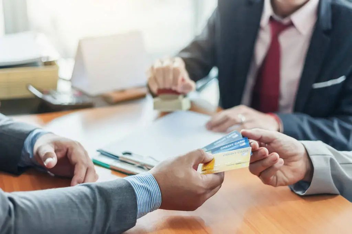 工资卡转账额度被降到500元，银行这份“关心”太沉重-工资卡到账就转走影响流水吗