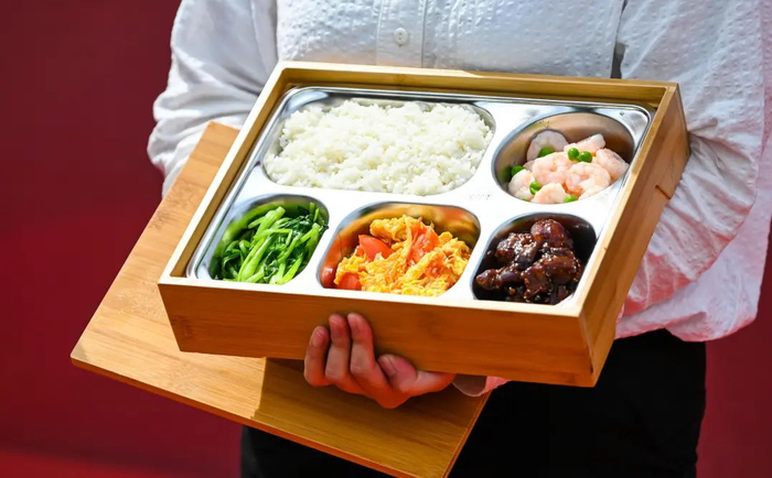 "一键助餐",热腾腾的饭菜准时送到家