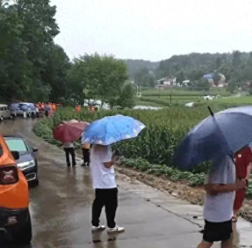 湖北随州一车辆落水6人失联?当地最新回应__财经头条