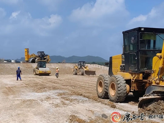 南宁二环（南段及吴隆路延伸段）高速公路施工现场。