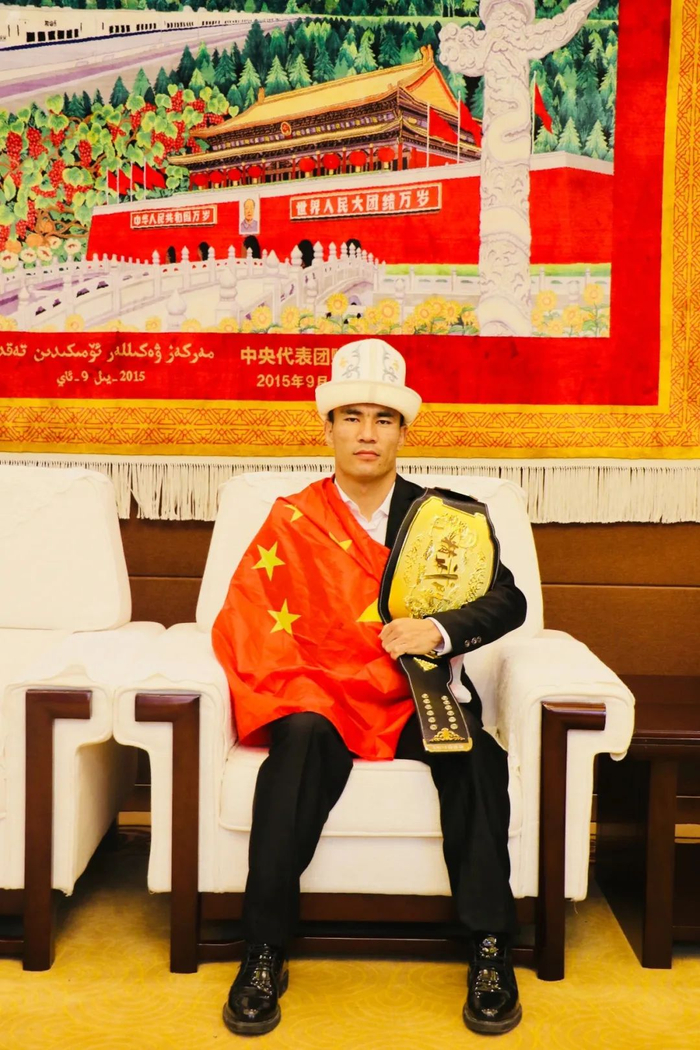 买买提·托合提堪称是普通业余爱好者勇敢逐梦的典范,他的事迹充满了