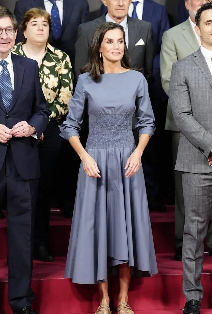 莱蒂齐亚大概是继凯特之后,另一个"最会穿修身连衣裙"的王室女性.