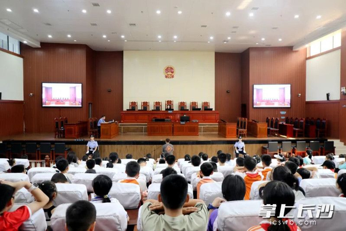 旁听庭审,模拟法庭,上普法课……长沙法院暑期向中小学生"敞开大门"