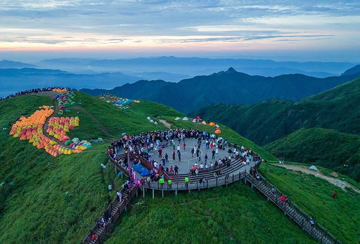 太燃了!万名游客齐聚江西武功山