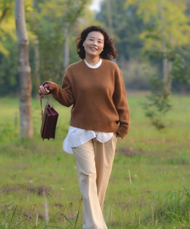 建议130斤的60岁女人:少穿粉色,花色,多穿4种"显瘦色"更减龄