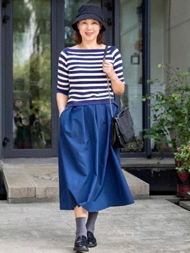 建议130斤的60岁女人:少穿粉色,花色,多穿4种"显瘦色"更减龄