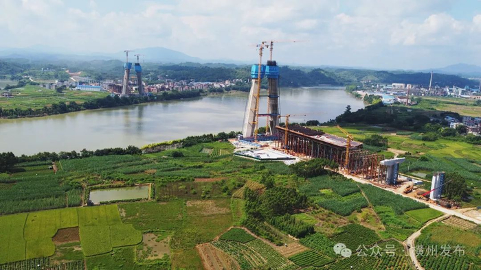 建设中的鹿寨至钦州港公路（横州至钦州港段）。图源：横州发布