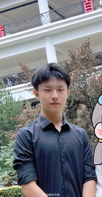 TF三代成员张子墨一组初中时期的旧照曝光，子墨哥怎么小小年纪就一把年纪啊_新浪新闻