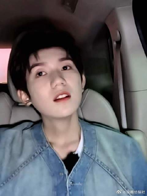 王源,一个有点难追的超级帅哥! 谁懂他刚坐下的时候微微张开的嘴