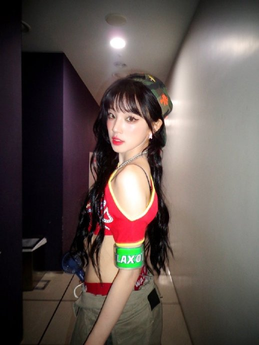 『super star 676767』 宋雨琦闪钻露肩t造型96!