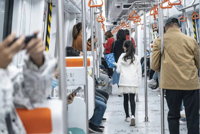 女子cosplay坐地铁被要求卸妆：先统一标准再说-做地铁化妆品能带吗