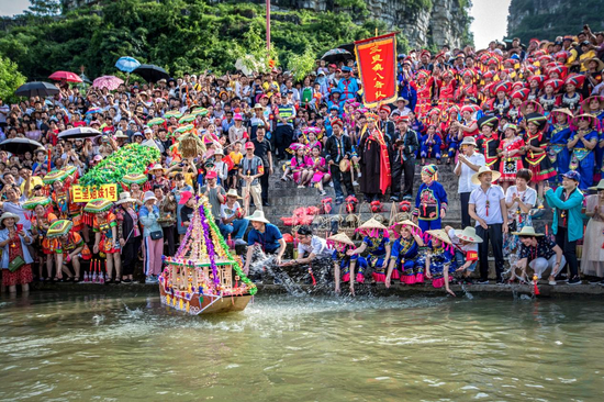 每年端午节，三里镇居民在汇水河畔同放“渡河公”。韦福高 摄