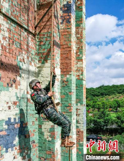 广西南宁武警官兵"热战"军运会