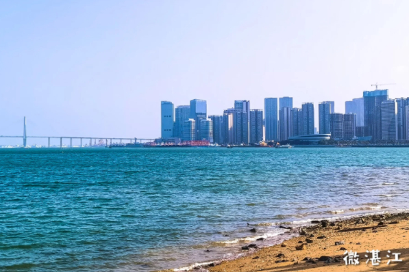 金沙湾滨海休闲旅游区是湛江的城市休闲中心,总面积20万平方米,海岸线