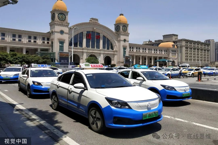 汉口站外的出租车。视觉中国