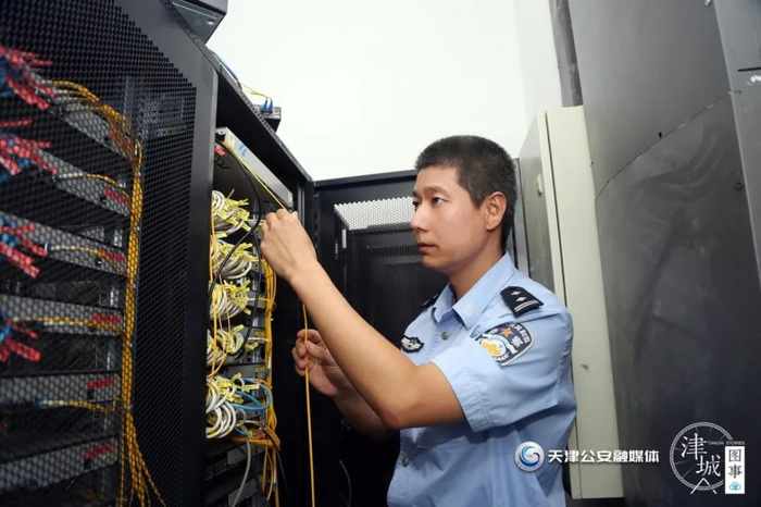 毛博文,现任天津市公安局指挥中心警务技术二级主管,是全国五一劳动