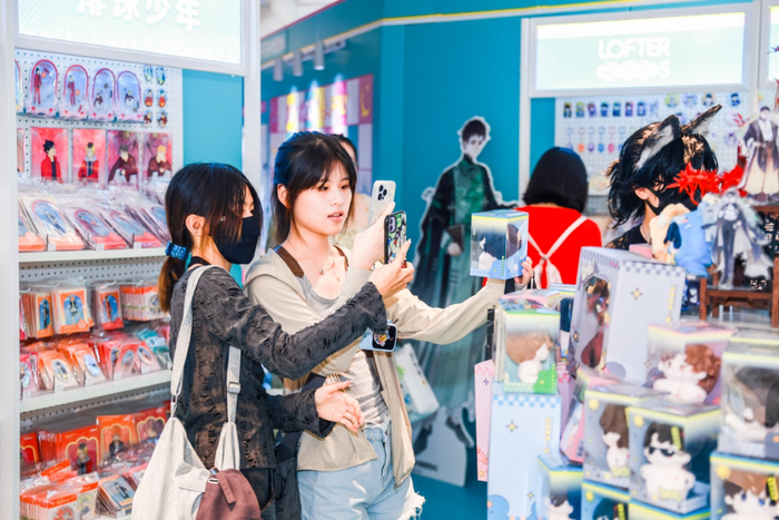 活动现场的谷子爱好者