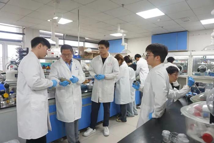 解明（左二）在实验室。    “江汉大学”微信公众号 图