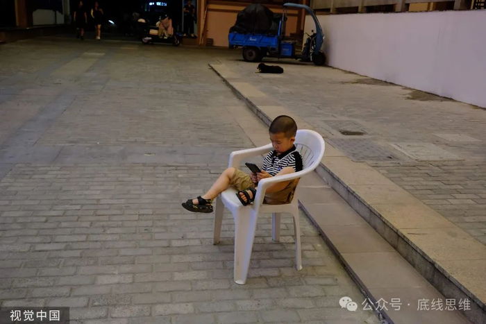 小孩玩手机。视觉中国