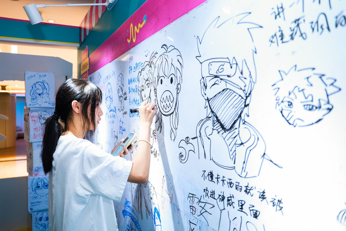 二次元爱好者在签绘墙作画