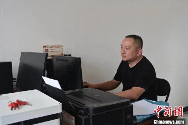 张国庆正在整理当天的工作日志。侯耀强 摄