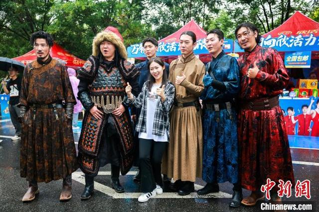 7月5日，薛之谦在呼和浩特开演唱会期间，歌迷与场外乌兰牧骑演员合影。 王劭凯 摄