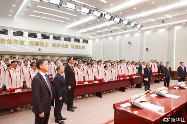 7月13日，巴黎奥运会中国体育代表团成立动员大会在北京举行。这是与会人员在大会上唱国歌。新华社记者 丁旭 摄