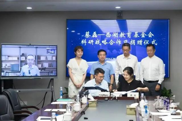 蔡磊的妻子段睿女士签订了捐赠协议