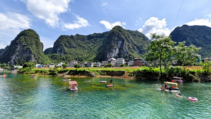 和旅游局负责人介绍,随着暑期的到来都安旅游呈现出快速增长的势头