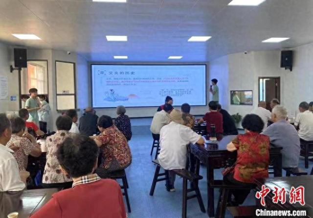 老人们在长者幸福食堂内听养生知识讲座。阜宁县民政局供图
