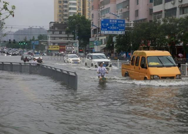 △16日，河南省漯河市发生持续强降水，市区部分道路出现积水，影响市民通行。