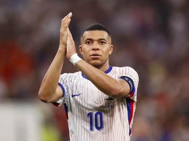 正式亮相皇马!姆巴佩这样致敬偶像c罗