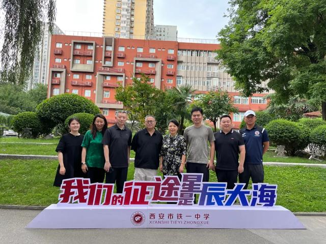 庆群:西安铁一中有深厚的足球传统,从上世纪七八十年代到现在,铁一中