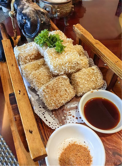作为寿县人,寿州豆腐宴非遗传承人,我想用自创的菜品宣传寿县,讲好