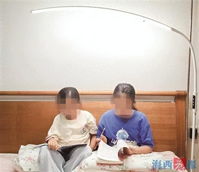 有一些家长买了“大路灯”，希望对自家孩子产生护眼效果。家长供图