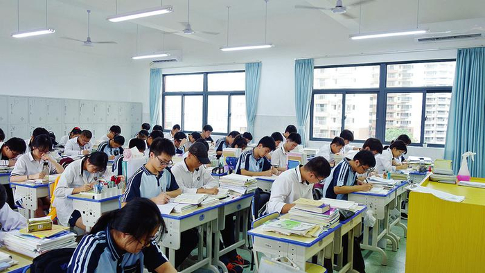     ▲炎炎夏日，学生们在宽敞明亮、凉爽舒适的空调教室里认真学习。