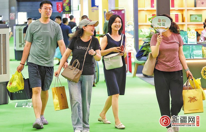 7月15日，2024新疆国际茶文化博览会圆满收官，市民满载而归。（全媒体记者迪丽娜尔·加力肯摄）