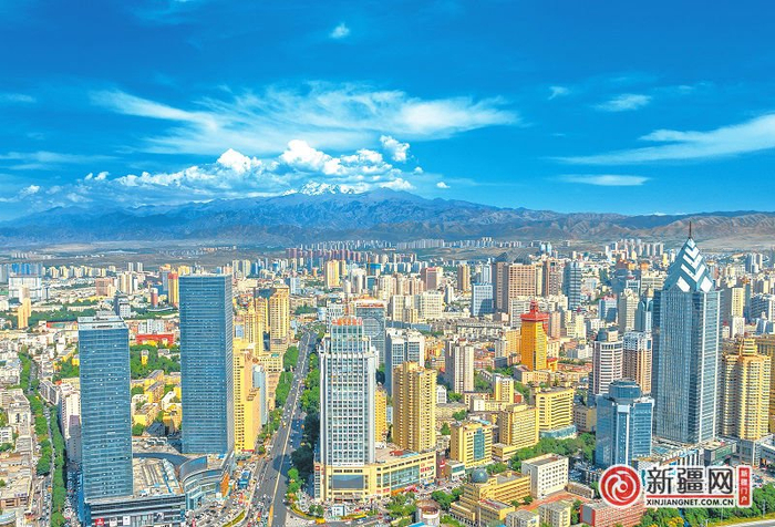 高楼林立、生机勃勃的乌鲁木齐（7月15日无人机航拍）。