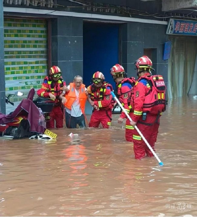 部分区域积水严重,城市出现内涝,堡坎滑坡等险情,一些场镇被洪水淹没