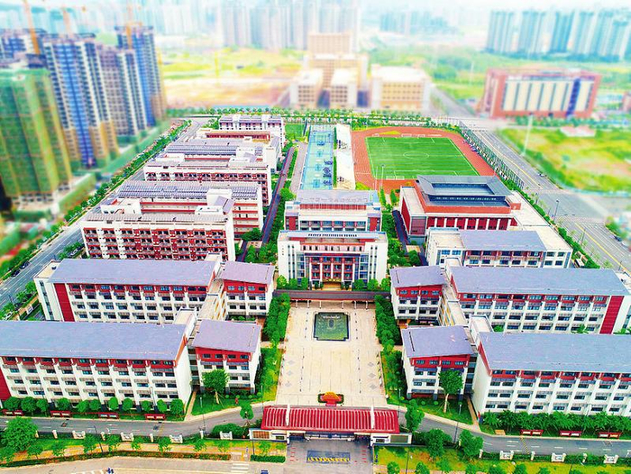     ▲南宁市第一中学校园环境幽雅，设施完善。    （学校供图）