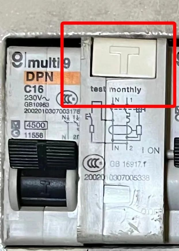 一般电箱里的空气开关上都会注明一个月测试一次，或者半年测试一次。图片来源：作者拍摄