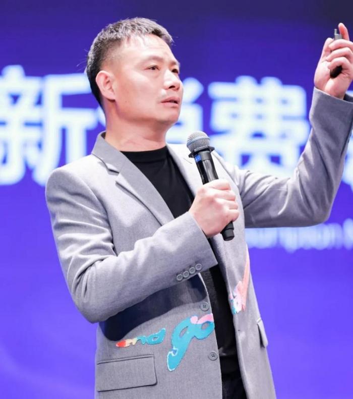 珀莱雅创始人董事长图片