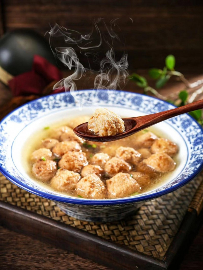 因此,为了让客家饮食文化更好地传承下去,他几十年如一日地致力于推广